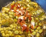 Foto del paso 5 de la receta Habas con jamón, Ajos tiernos y Huevo poché