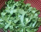 A picture of step 1 of Spinach soup with methi papdi n masala khakra.