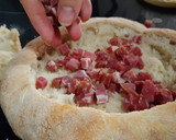 Foto del paso 2 de la receta: Provolone con ají molido en coca de pan casero