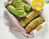 Foto langkah ke 6 dari resep Roti Kentang Pandan Isi Selai Nanas.