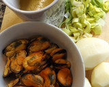 Foto del paso 1 de la receta: Gratinado de mejillones con puré de patatas y puerros