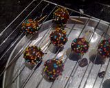 कलरफुल केक पॉप्स (colourful cake pops recipe in hindi) रेसिपी चरण 3 फोटो