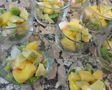 Foto del paso 2 de la receta: Ensalada de fruta y gambas