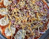 Foto del paso 9 de la receta: Pizza listada con tres tops: espinacas, quesos, y tomate