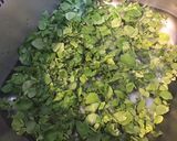 Une image de l'étape 1 de Trio de salades (frisée,roquette,cresson) tomate,oignon rouge et chorizo noir à la feta.