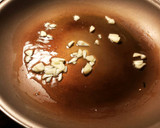 Foto del paso 3 de la receta: Coquinas al limón con ajos y perejil
