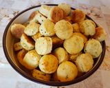 Hajtogatott medvehagymás, sajtos pogácsa recept fázis 6 fotója