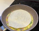 صورة لخطوة 3 من وصفة عجه بخبز التورتيلا 🌮
