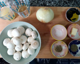 Foto del paso 1 de la receta: Champiñones salteados con cebolla 🍃