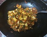 A picture of step 3 of Tawa masala paneer burgar.