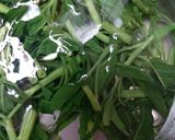 Foto langkah ke 3 dari resep Kangkung Saus Tiram Krenyes ala Restoran.