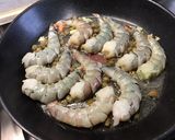Une image de l'étape 7 de Gambas sauvages à la tomate, câpres et aneth.