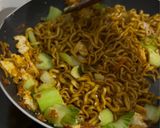 Foto langkah ke 5 dari resep Mie Goreng Jawa.