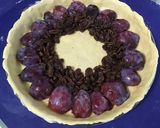 Une image de l'étape 12 de Tarte aux prunes et raisins à l'hibiscus.