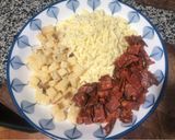 Hình bước làm 3 của món Bánh nướng với Chorizo, phô mai nấm Truffle và Mozzarella