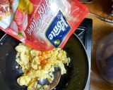 Foto langkah ke 3 dari resep Scramble egg with hot tuna sous (orak-arik telur dgn saus tuna).