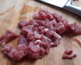 Foto del paso 2 de la receta Bocaditos de cerdo al ajillo con verduras a la soja