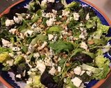 Une image de l'étape 6 de Salade de roquette et sucrine aux noix et roquefort à l huile de truffe.