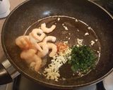 Foto langkah ke 6 dari resep Pasta dan Udang Dengan Saus Bawang Putih.
