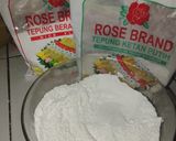 Foto langkah ke 1 dari resep Getas Tepung (Ketan dan Beras) dibaluri gula putih.