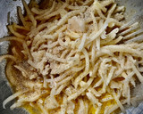 Foto del paso 2 de la receta: Gofre de patata y queso con salmón marinado casero y huevo poché