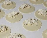 Foto del paso 7 de la receta: Capeletis de ricotta, pollo y nuez con masa precocida casera