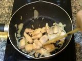 อกไก่ผัดน้ำพริกเผา อร่อยไม่แพ้ผัดกะเพรา แต่เราไม่ค่อยได้นึกถึง