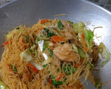 Foto langkah ke 5 dari resep Bihun Goreng Ayam.