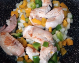 Foto del paso 3 de la receta: Pollo con pimiento y cebolla