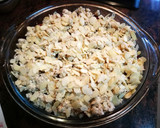 Foto del paso 4 de la receta: Ciruelas moradas con crumble de copos de avena y almendras