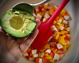 Foto del paso 3 de la receta: Ensalada de melocotón con aguacate y surimi