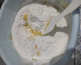Foto langkah ke 2 dari resep Kue semprit sagu.