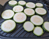 Foto del paso 2 de la receta: Ensalada de calabacitas asadas