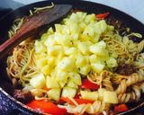 Hình bước làm 11 của món Mì trứng/nui sốt bò băm