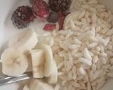 A picture of step 3 of Mix berry smoothie with puffed rice.