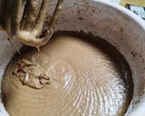 Foto langkah ke 2 dari resep Moist Chocolate Cake.