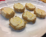 Foto del paso 1 de la receta: Canapés de queso con piña, salmón y granada