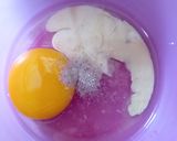 Foto langkah ke 2 dari resep Simple Egg Sandwich.