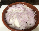 Foto del paso 1 de la receta: Sopa de cocido y timbal de filete de cerdo con cebolla caramelizada y pimientos asados
