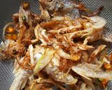 Gambar langkah 3 resipi Ikan Kering Goreng Bawang & Cili.