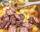 Paprikás krumpli kolbásszal tojással recept fázis 2 fotója