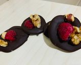 Foto del paso 5 de la receta: Medallones de chocolate de frutos secos y frambuesa 🍫🥜