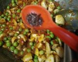 A picture of step 5 of Mushroom Matar curry.