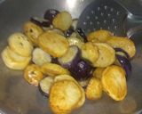 मसाला आलू बैंगन फ्राई (Masala Aloo Baigan fry recipe in Hindi) रेसिपी चरण 3 फोटो