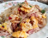 รูปขั้นตอนการทำที่ 7 ของ ผัดแหนมหมูไข่วุ้นเส้น