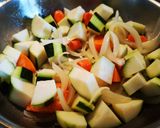 Foto del passaggio 4 della ricetta Pollo ripieno di mele e zucchine