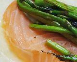 Foto del paso 4 de la receta: Rollito de salmón y espárragos
