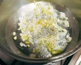 Foto del paso 1 de la receta: Arroz negro con pulpo y champiñones