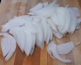 Foto del paso 1 de la receta: Revuelto de cebolla y huevas de pescado