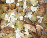 Foto del paso 4 de la receta: Abadejo crujiente con patatas gajo especiadas y queso de cabra